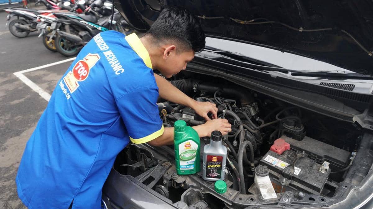 Oli mesin Top 1 digunakan pada mobil sebagai pelumas untuk mendukung kinerja dan perawatan mesin kendaraan.