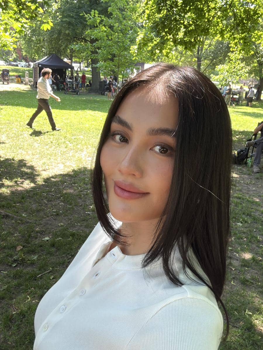 Agnez Mo berada di lokasi syuting serial Reacher musim keempat dengan latar area produksi, dokumentasi Prime Video.