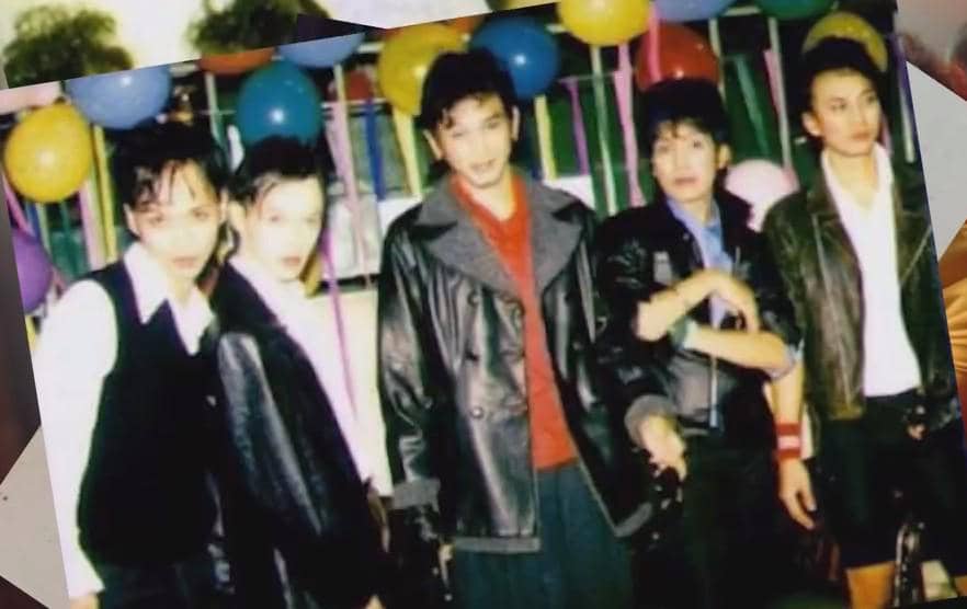 Vincent dan Desta berpose bersama dalam potret hangat yang menyoroti kedekatan dan persahabatan mereka.