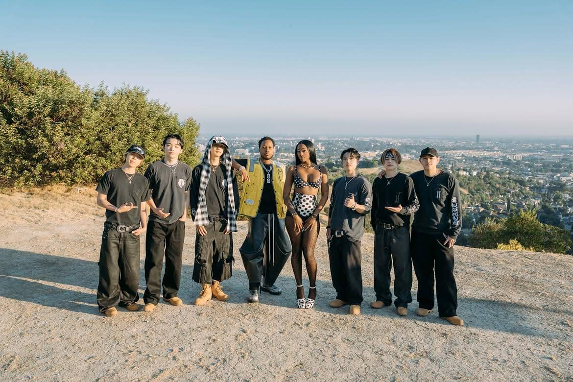 Grup BE:FIRST berpose bersama ATL Jacob dan Flo Milli dalam foto kelompok di sebuah acara musik.