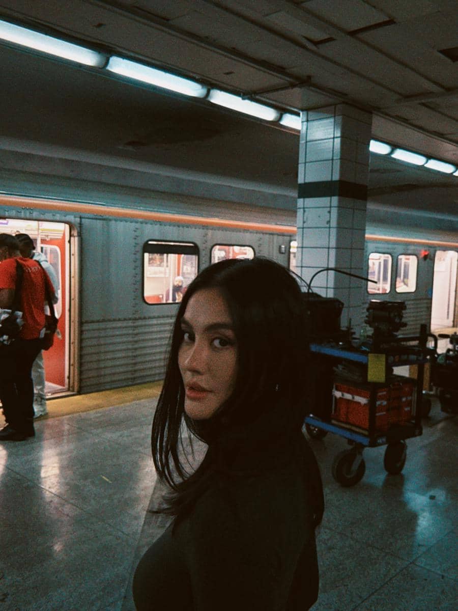 Agnez Mo berada di set syuting serial Reacher Season 4 dalam dokumentasi resmi yang dibagikan Prime Video.