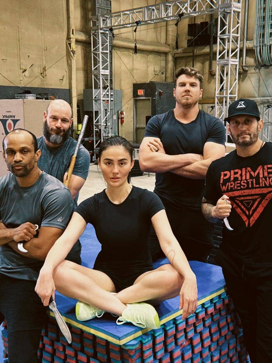Agnez Mo berada di set syuting Reacher Season 4 dalam dokumentasi Prime Video yang memperlihatkan suasana produksi serial.