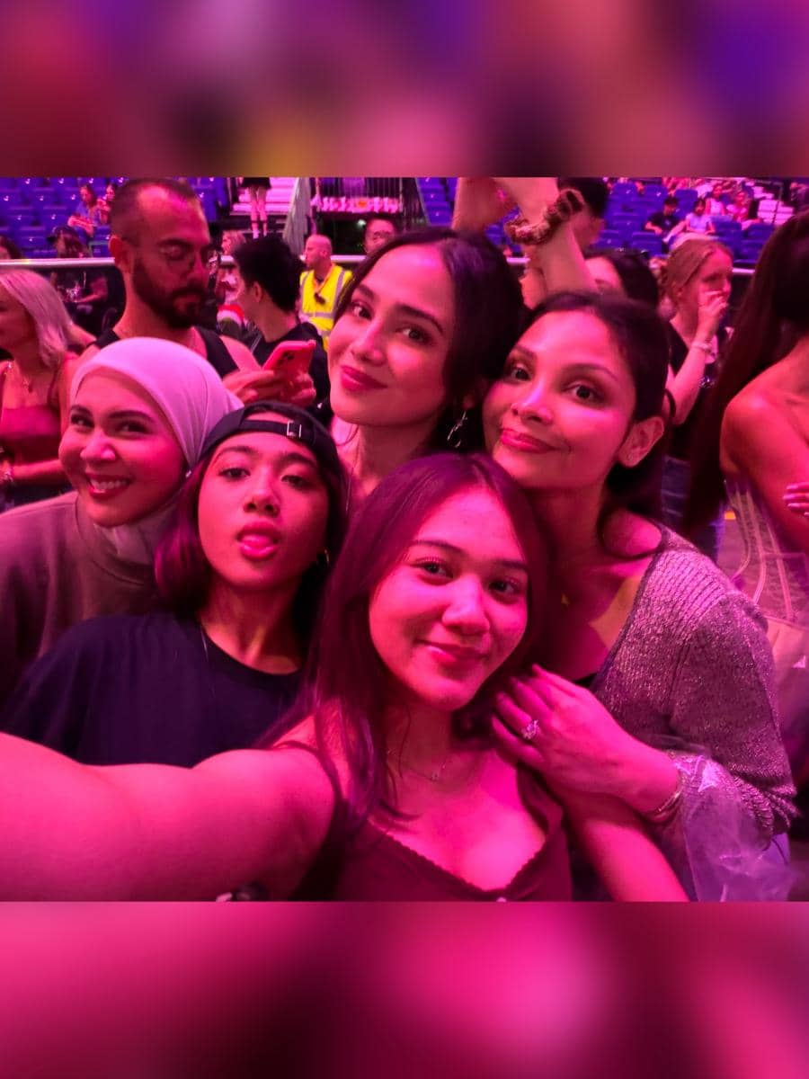 Syifa Hadju menikmati konser Ariana Grande, berbagi momen kehadirannya melalui unggahan Instagram.