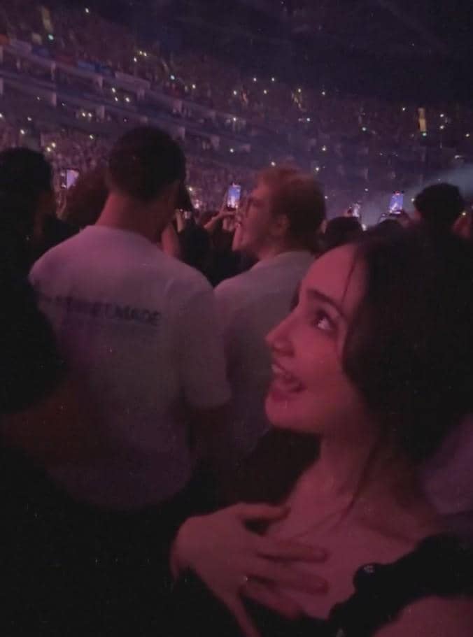 Syifa Hadju berpose saat menonton konser Ariana Grande, seperti dibagikan melalui akun Instagram pribadinya.