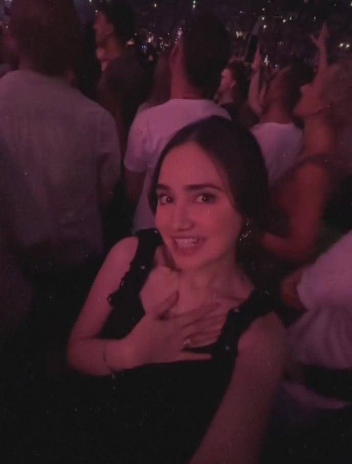 Syifa Hadju menghadiri konser Ariana Grande, sebagaimana dibagikan melalui akun Instagram pribadinya di media sosial.