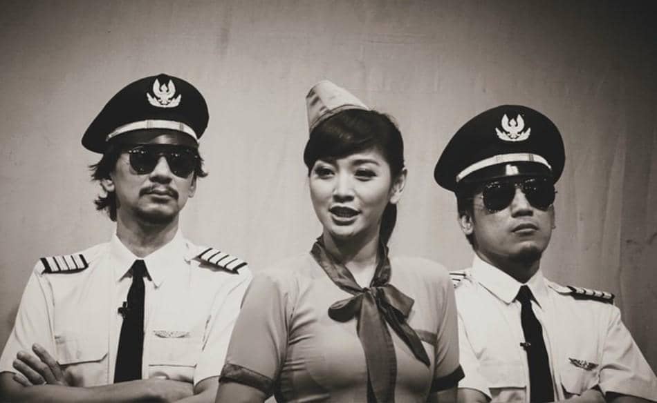 Vincent Rompies dan Desta berpose berdampingan sambil tersenyum ke arah kamera dalam potret kebersamaan mereka.