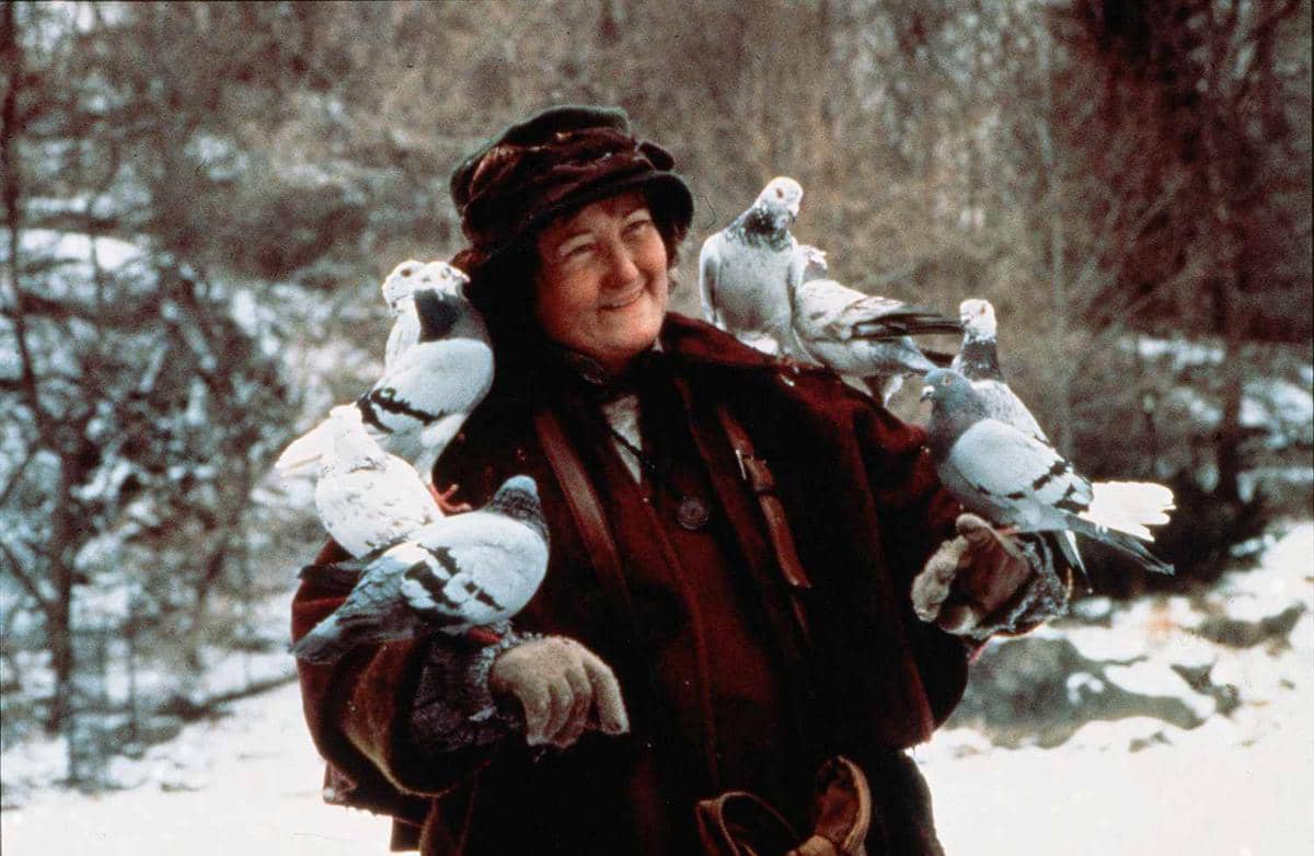 Kolase sejumlah pemeran film Home Alone yang telah meninggal dunia, menggunakan materi promosi dari 20th Century Fox.