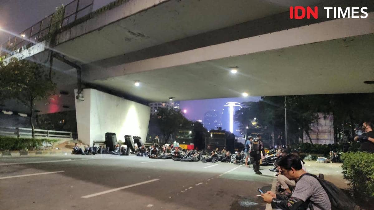 Polisi Masih Jaga di Sekitar Gedung DPR Meski Massa Telah Dibubarkan