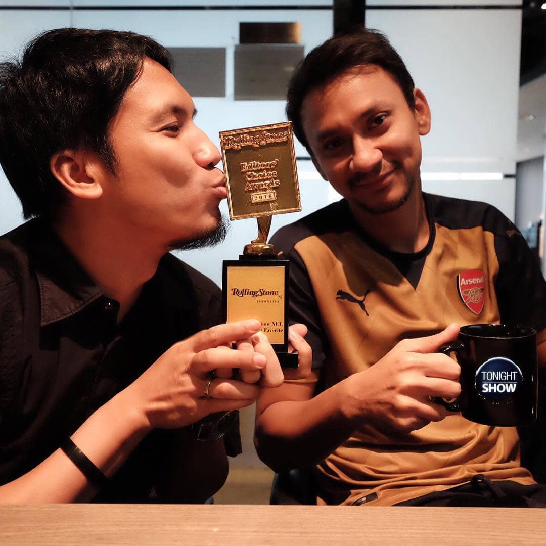 Vincent Rompies dan Desta berpose bersama dalam potret santai yang menggambarkan persahabatan mereka.