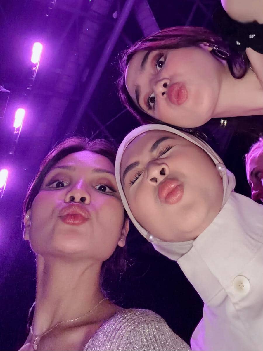 Syifa Hadju menghadiri konser Ariana Grande dan membagikan momen penampilannya melalui unggahan Instagram.