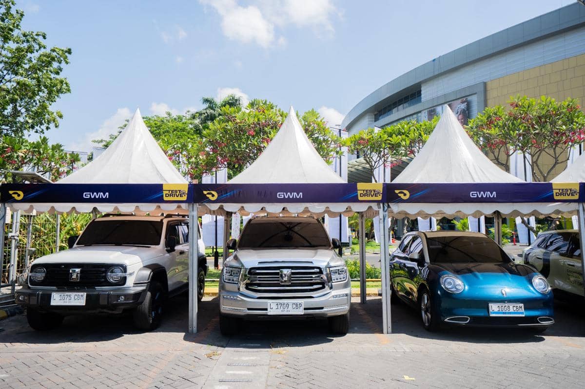 Deretan sembilan unit kendaraan GWM yang tersedia untuk test drive di area pameran GIIAS Surabaya 2026.