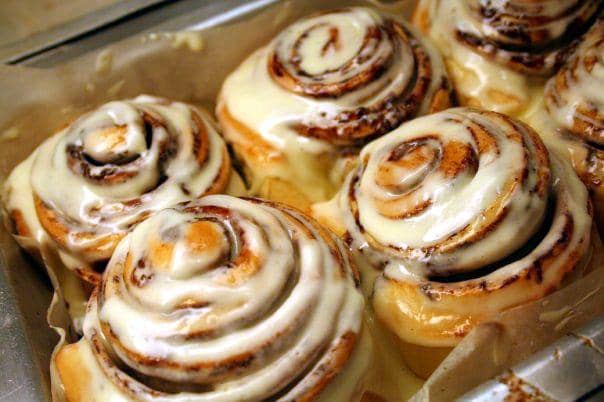 ilustrasi cinnamon roll ubi ungu
