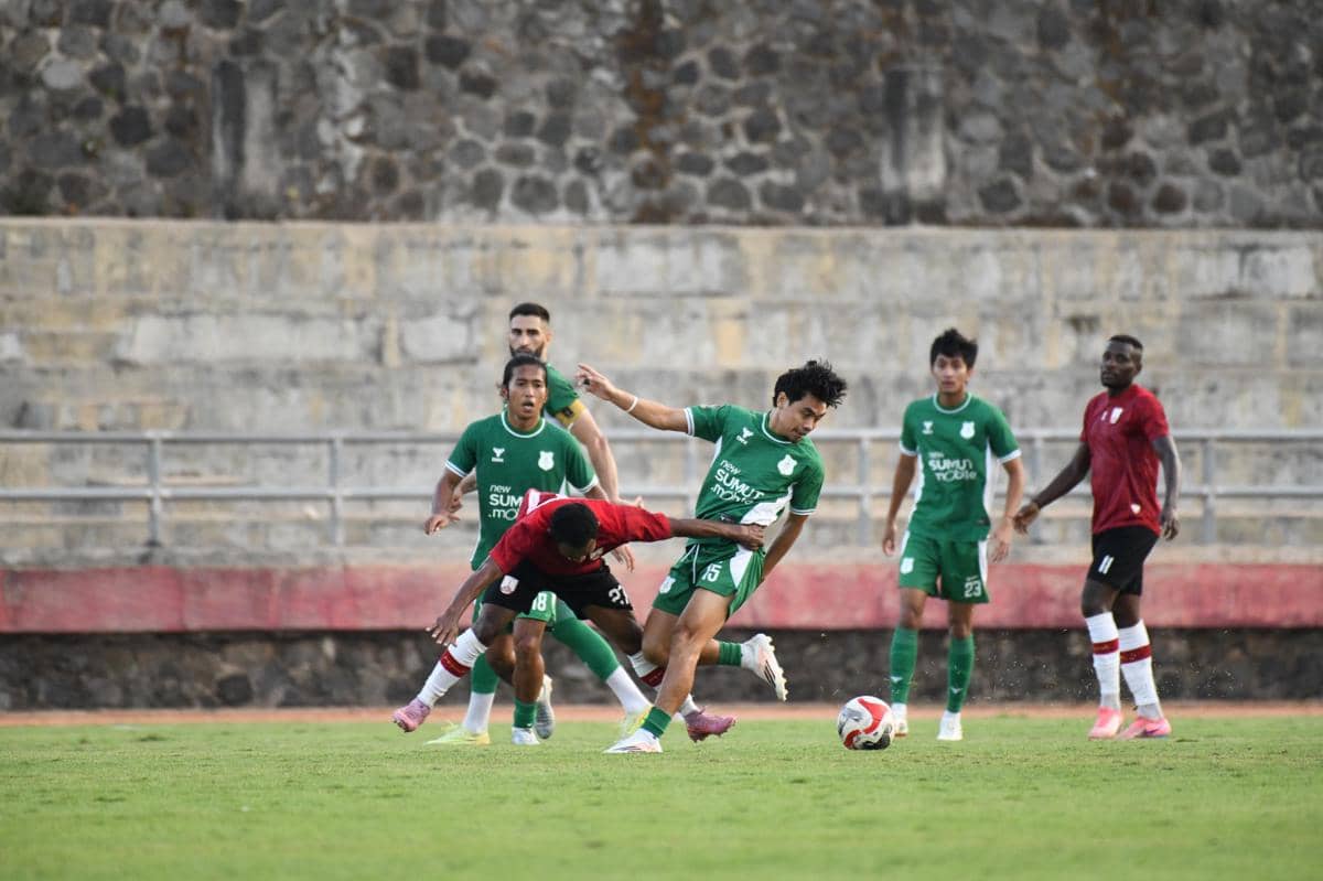 Para pemain PSMS dan Persis Solo berebut bola dalam laga sepak bola pada Kamis, 27 Agustus 2026.
