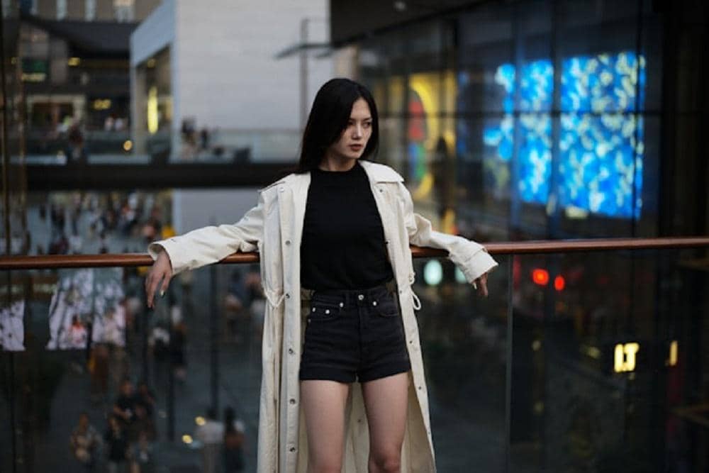 illustrasi fashion street cewek dengan coat
