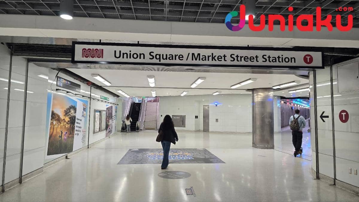 Iklan Pokémon terpampang di area Union Square dan Market Street Station, San Francisco, dalam suasana perkotaan.