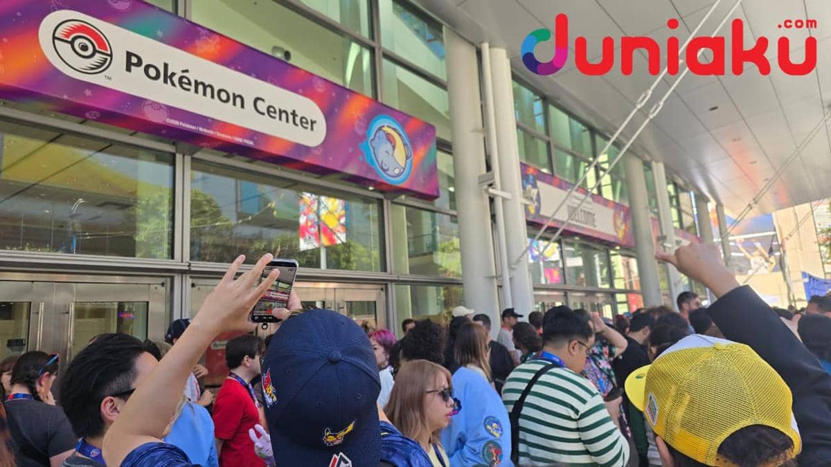 Sejumlah pengunjung terlihat mengantre menjelang dimulainya sesi preview Pokémon Center yang ramai.