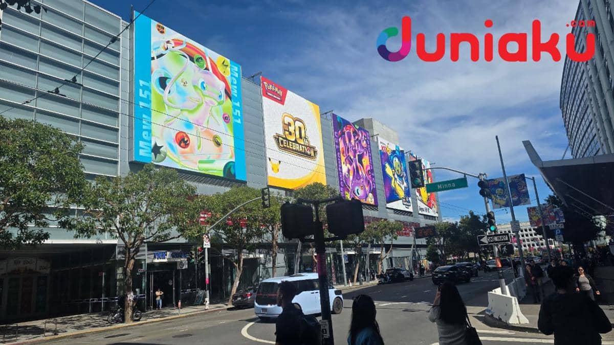 Dekorasi karakter Pokémon berwarna cerah terlihat di seberang gedung Moscone West, dekat kawasan jalan perkotaan.