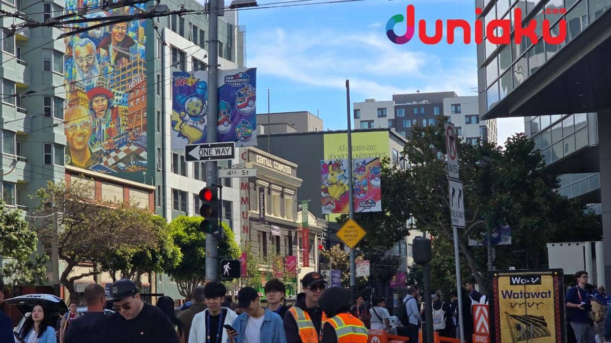 Para penggemar Pokémon mengantre untuk mengambil badge acara di area Moscone West, San Francisco, Amerika Serikat.