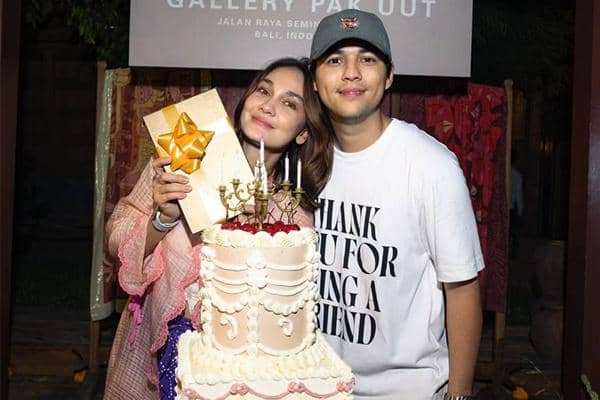 Luna Maya Rayakan Ulang Tahun ke-43 Sekaligus Resmikan Galeri Ayahnya