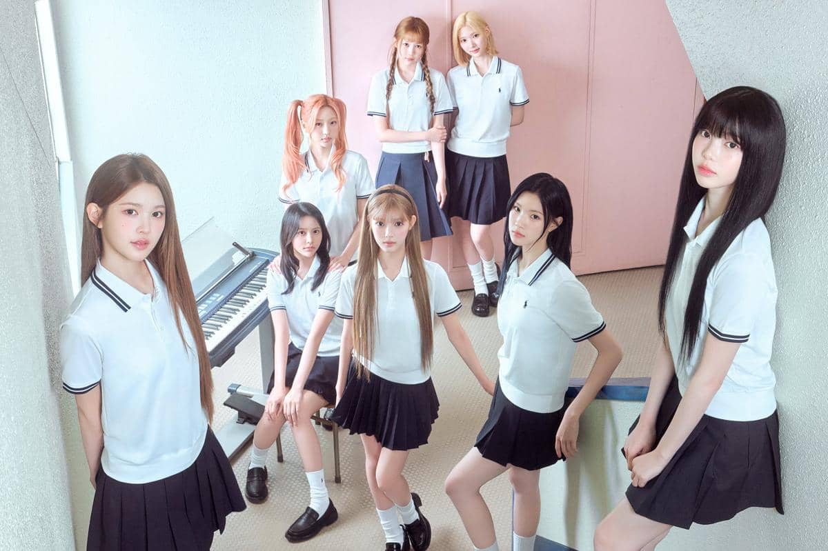 Potret grup Hearts2Hearts yang diunggah melalui akun X resmi mereka, dengan para anggota berpose bersama.