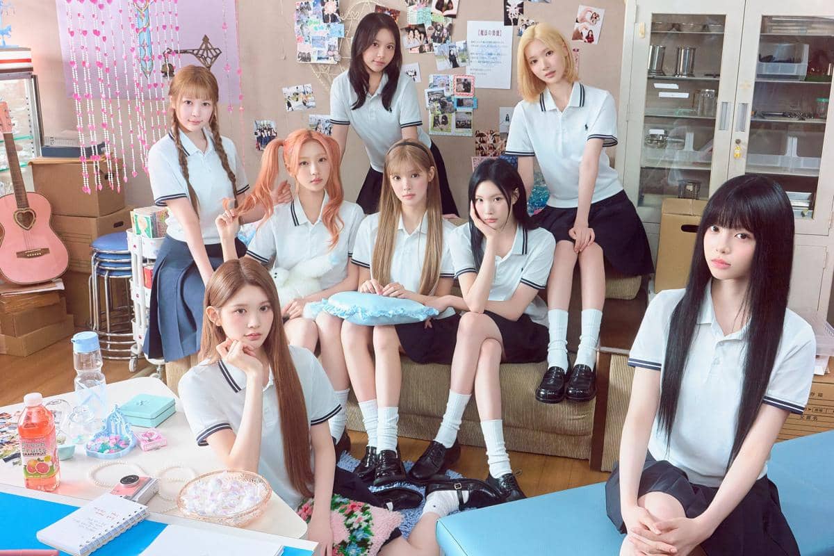 Potret grup K-pop Hearts2Hearts dengan para anggota berpose bersama dalam unggahan resmi akun X mereka.