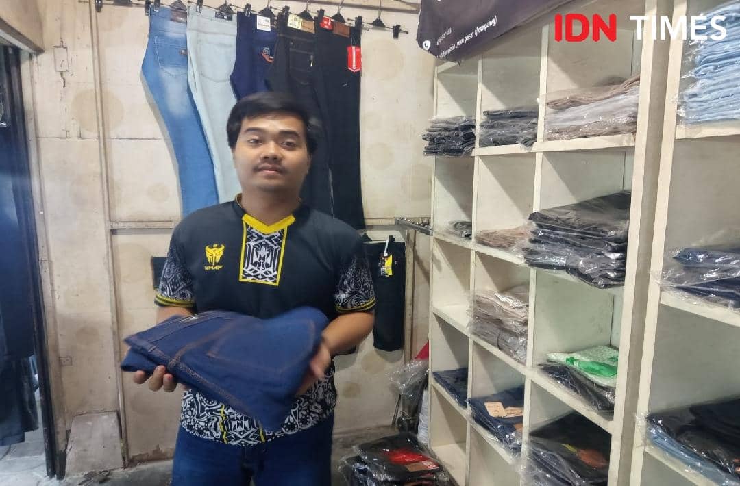 Seorang pelaku usaha memanfaatkan media sosial mengikuti perubahan pola konsumen untuk meningkatkan penjualan lapaknya.