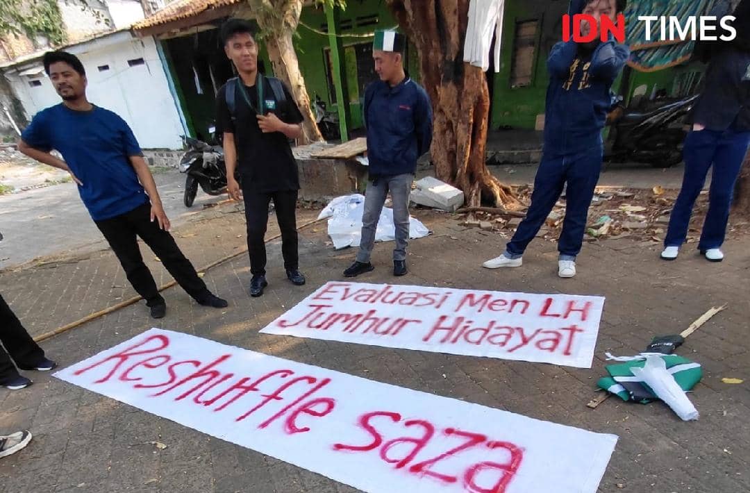 Sejumlah mahasiswa HMI dan kelompok lain menyuarakan kritik bahwa janji reformasi masih sebatas jargon, Kamis 27 Agustus 2026.