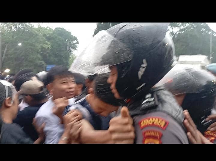 Sejumlah mahasiswa Bogor dan aparat kepolisian terlibat aksi saling dorong di tengah demonstrasi yang berlangsung.