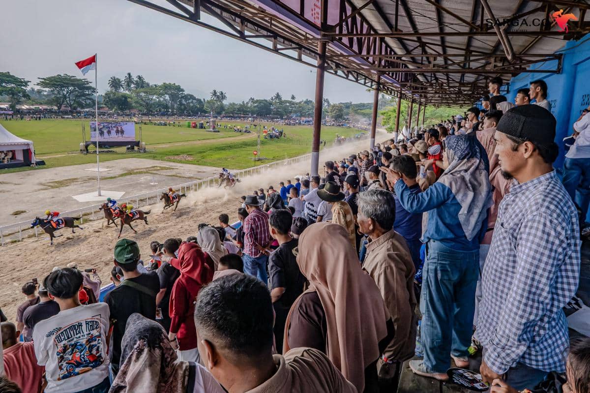 Sejumlah kuda pacu dan joki melaju di lintasan pada ajang Indonesia’s Horse Racing Merdeka Cup 2026.