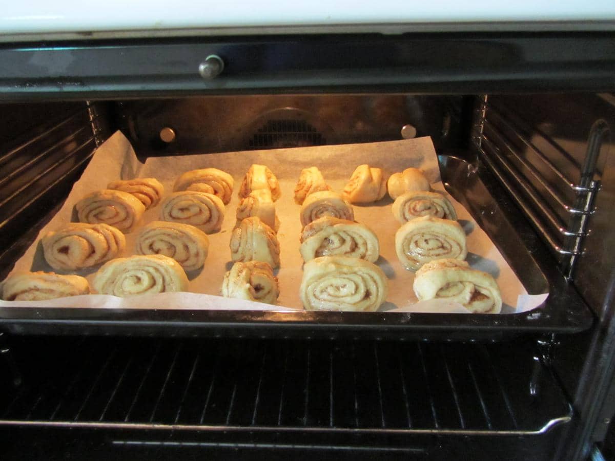 ilustrasi membuat cinnamon roll ubi ungu