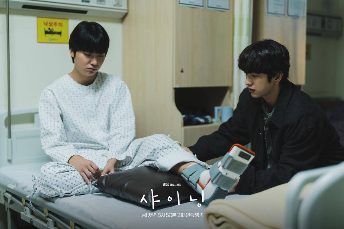 Sung Yoo Bin dan Park Jin Young di drama Still Shining