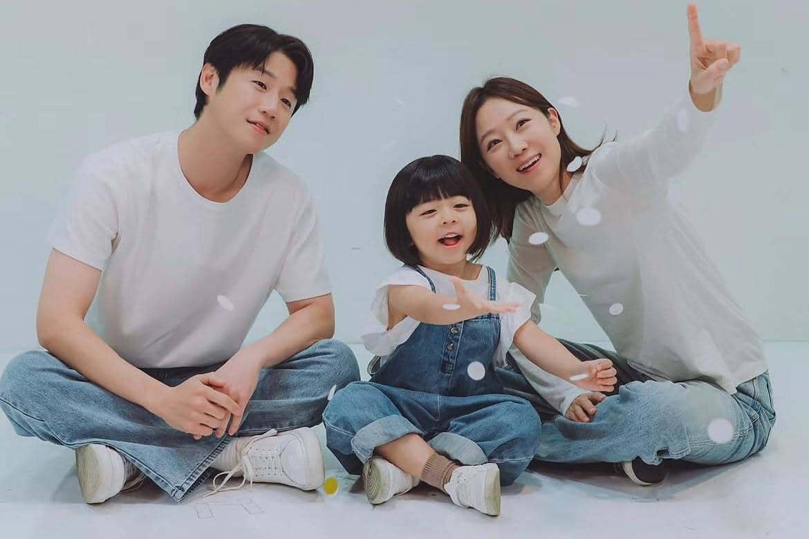 9 Potret Hangat Keluarga Yoo Bo Na di Drakor A Bona Fide Killer