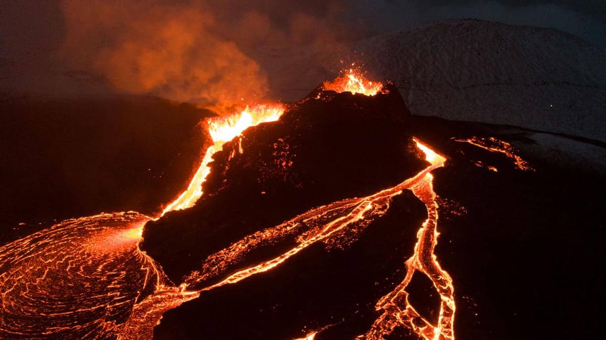 7 Doa Saat Gunung Meletus yang Bisa Kamu Amalkan