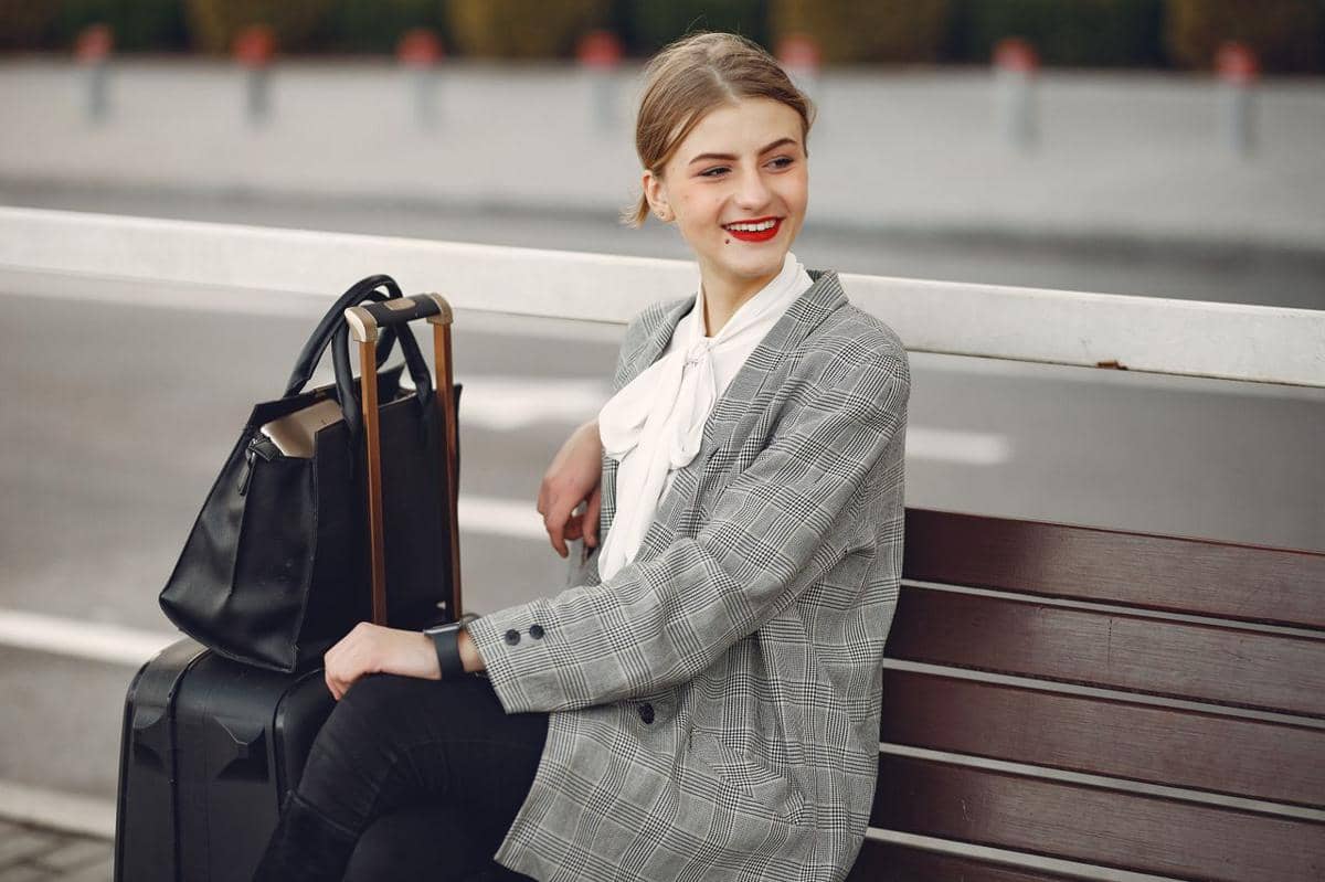 ilustrasi wanita traveling