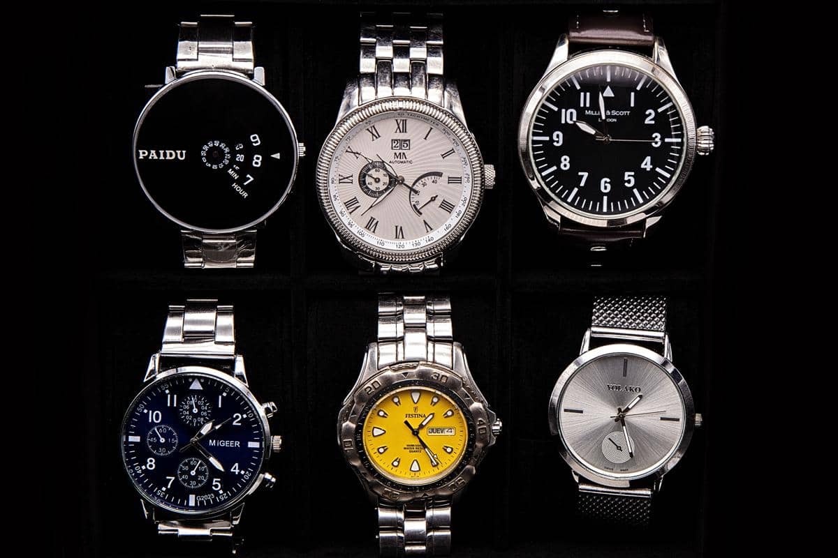 Ilustrasi koleksi jam tangan pria bertali metal silver