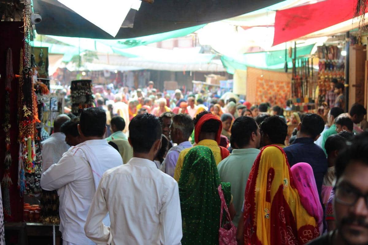 ilustrasi pasar tradisional di India, crowd