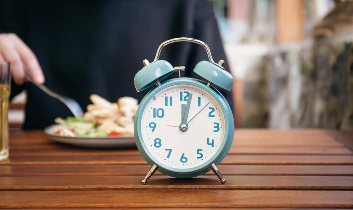 Ilustrasi konsep intermittent fasting yang berkaitan dengan puasa, diet, dan pengaturan pola makan harian.