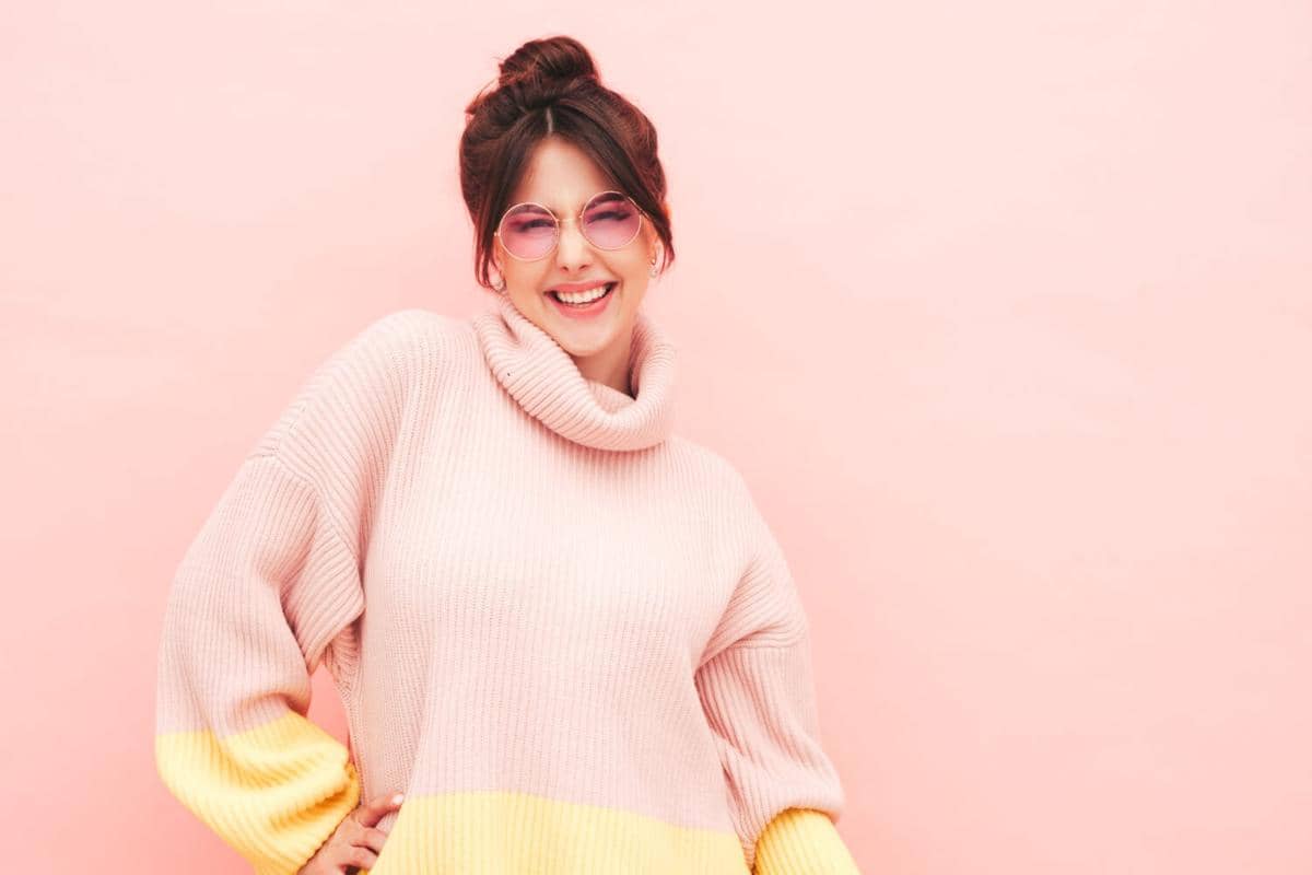 ilustrasi pink color outfit, stylish, ootd, warna pink, ceria, percaya diri, tersenyum, bahagia