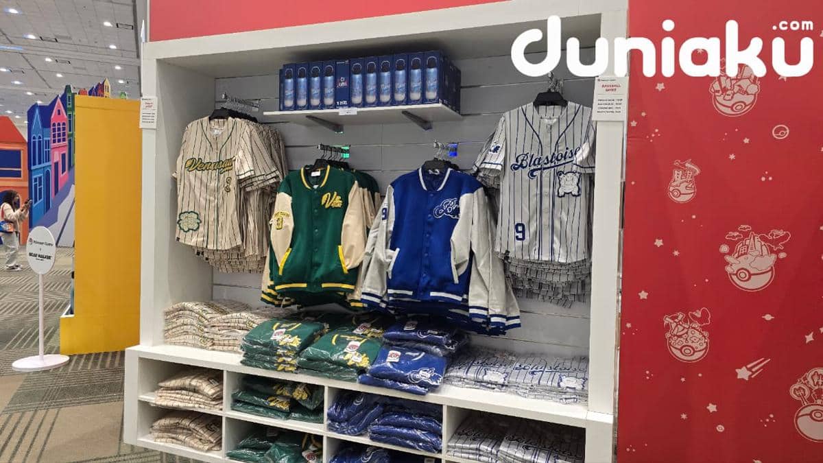 Koleksi apparel bernuansa baseball bertema Pokémon dipajang rapi di area penjualan Pokémon Center untuk pengunjung.