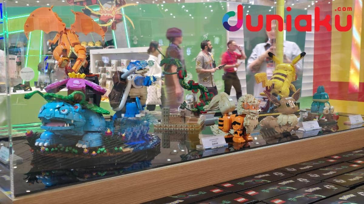 Rak pajangan produk kolaborasi Pokémon Center x LEGO di dalam toko Pokémon Center, mencakup kotak set dan aksesori.