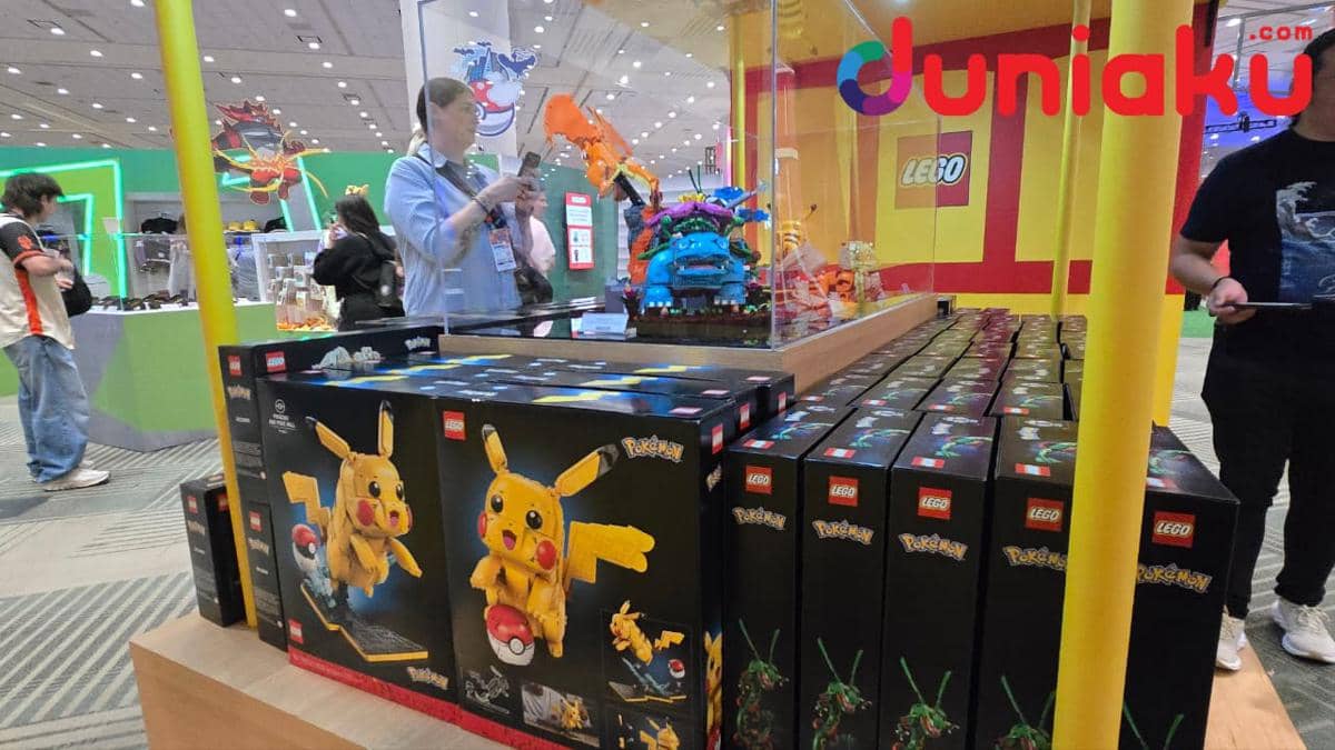 Rak produk kolaborasi Pokémon Center X LEGO dengan kotak set LEGO bertema Pokémon yang tersusun rapi di Pokémon Center.