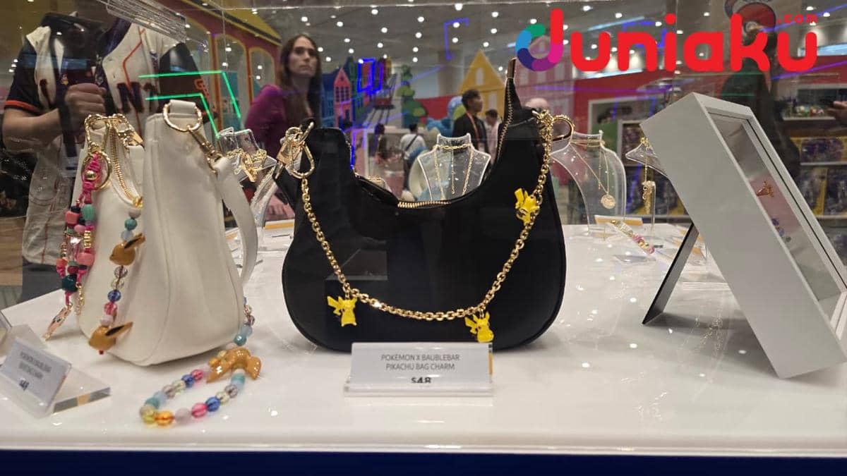 Beragam aksesoris Pokémon unik dipajang di Pokémon Center, dengan desain karakter populer dan warna-warni.