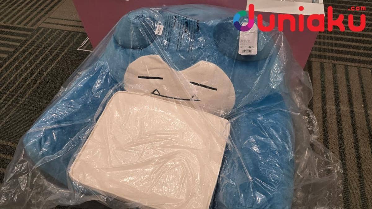 Bantal hewan peliharaan berbentuk Snorlax dipajang di Pokémon Center sebagai produk bertema karakter Pokémon.
