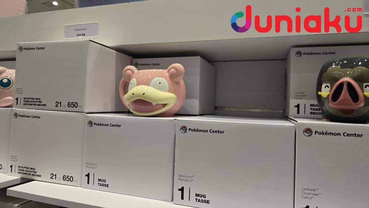 Mug berbentuk Slowpoke, salah satu karakter Pokémon, dipajang sebagai suvenir di gerai Pokémon Center.
