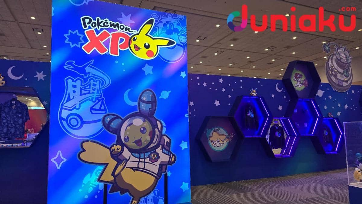 Aneka merchandise Pokémon XP dipajang di Pokémon Center, terdiri atas produk bertema karakter Pokémon berwarna cerah.