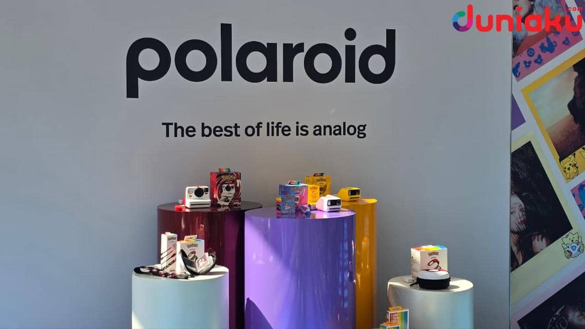 Produk kolaborasi Polaroid x Pokémon dipajang di Pokémon Center dalam area penjualan bertema Pokémon.