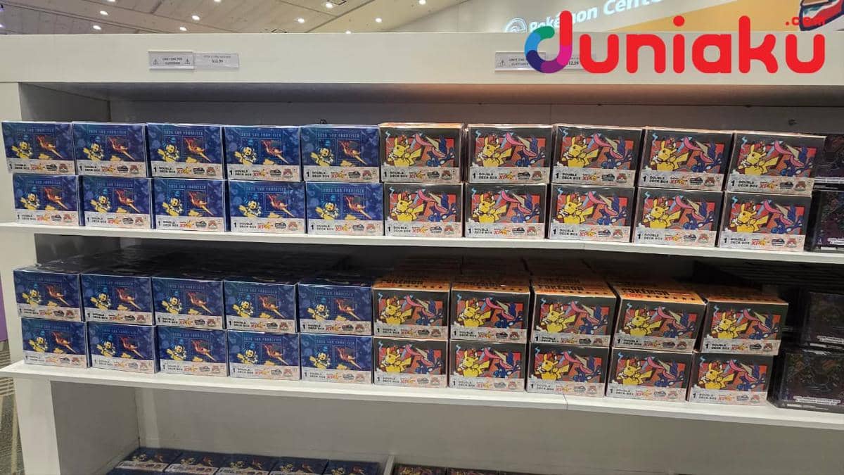 Beragam aksesori permainan kartu koleksi Pokémon dipajang di rak Pokémon Center, termasuk pelindung kartu dan perlengkapan TCG.