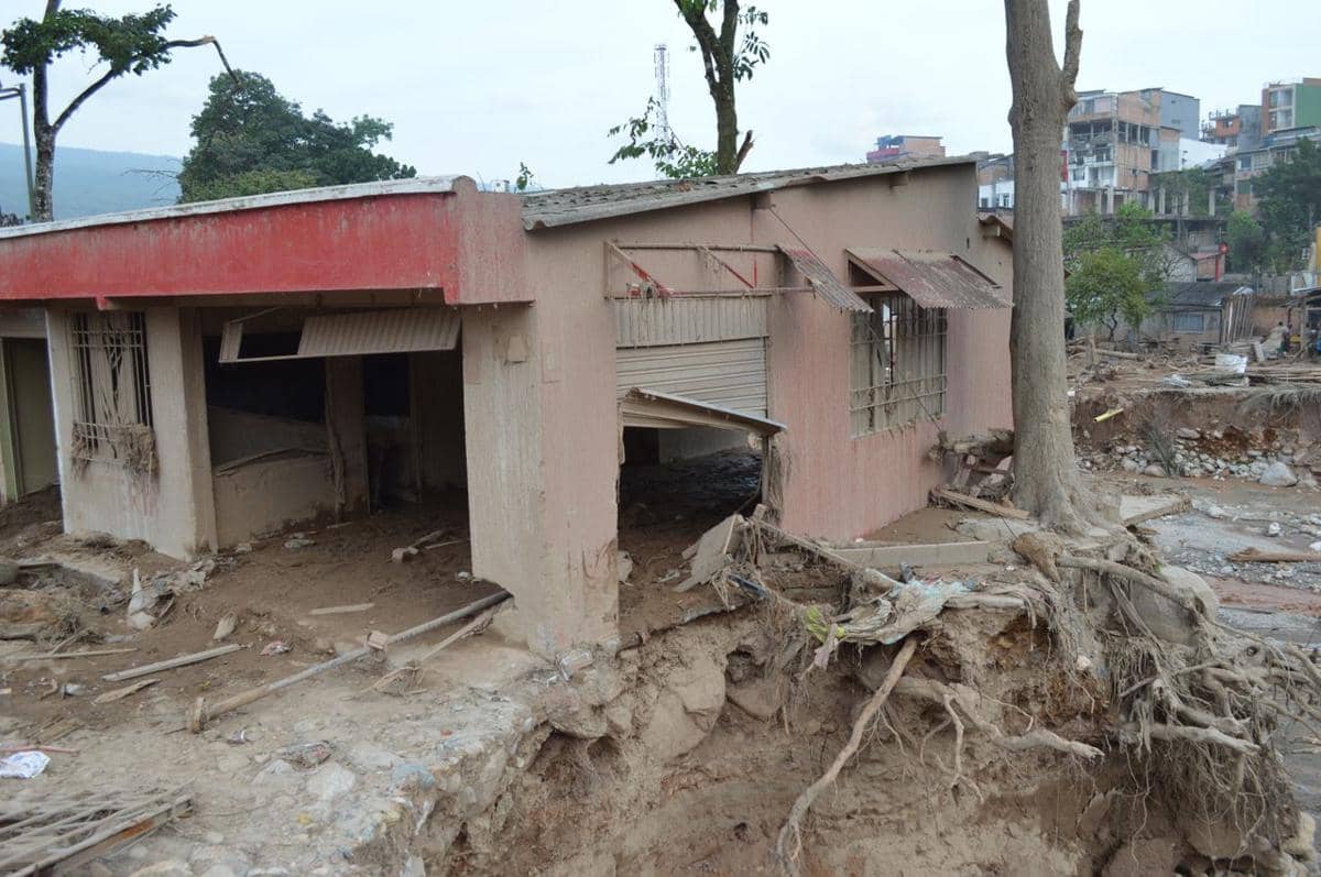 Rumah yang hancur akibat banjir dan tanah longsor.