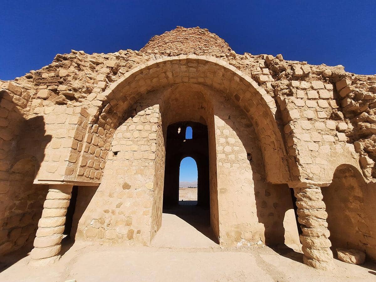 Pintu masuk Istana Sarvestan di Provinsi Fars, Iran.