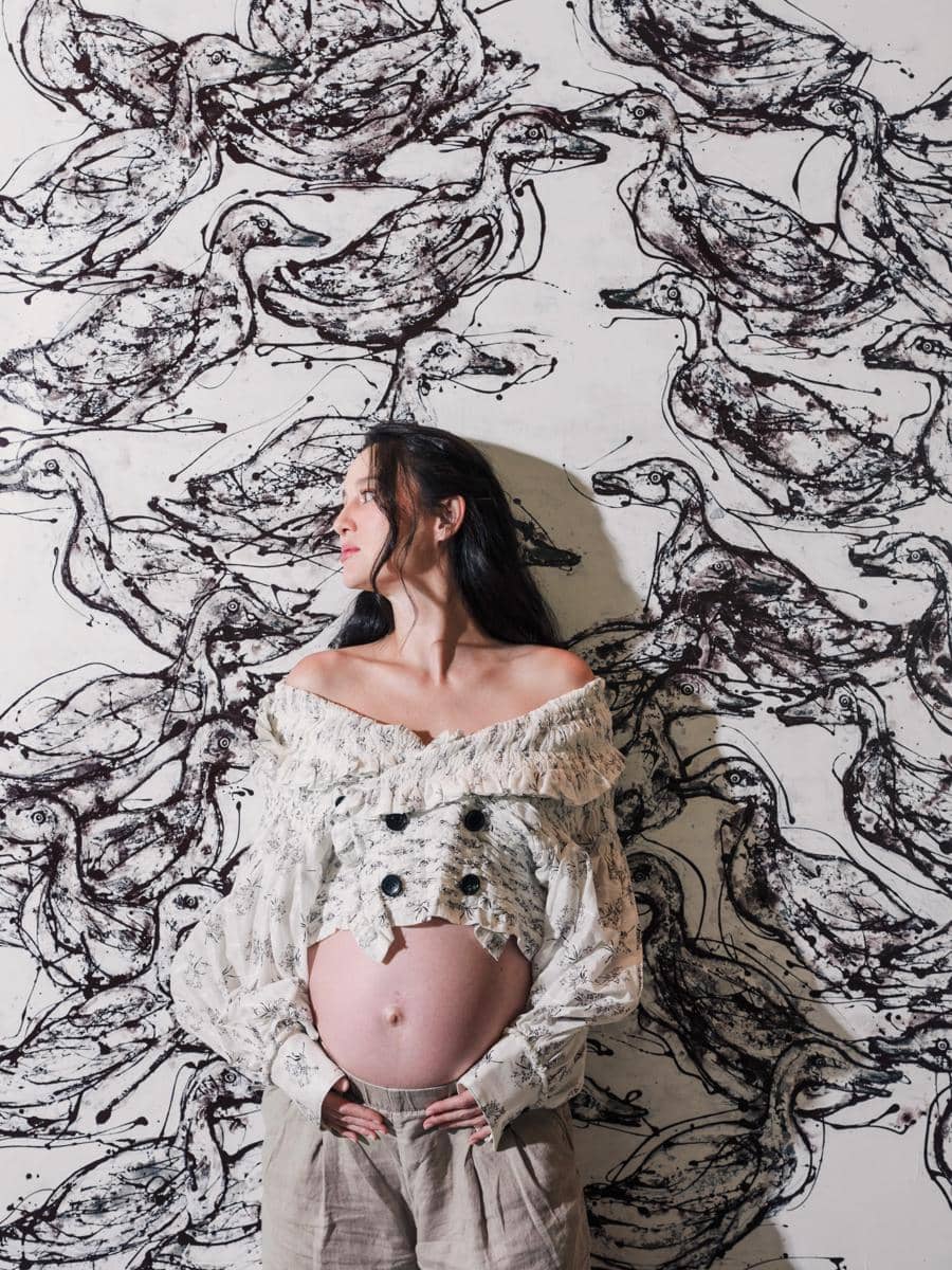 Julie Estelle menjalani sesi foto maternity sambil menonjolkan perut hamilnya pada kehamilan kedua yang sedang dijalani.